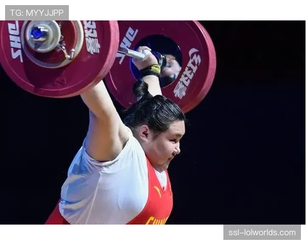 中国选手李雯雯因赛前热身时肘部不适，临时退出女子87公斤以上级比赛